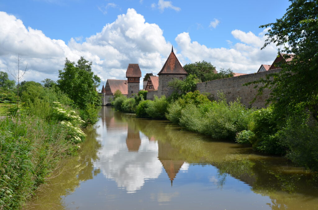 Dinkelsbühl Fluss entlang der Stadtmauer zum Kanufahren