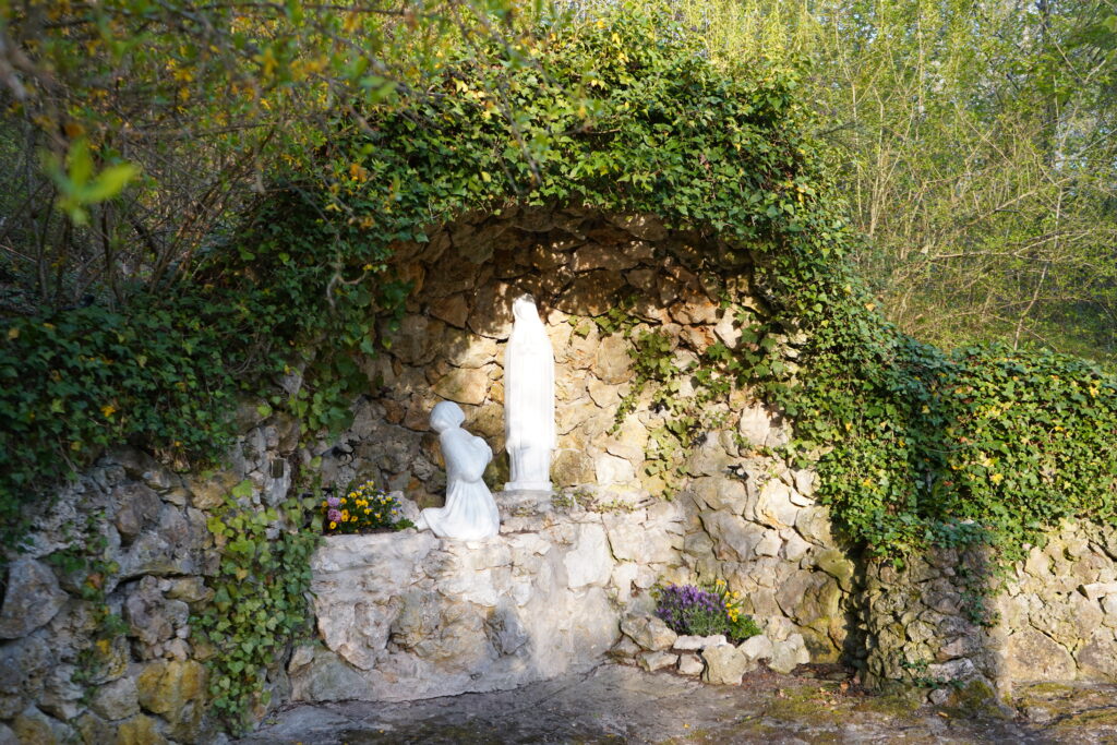 Veranschaulichung typischer Statuen in Lourdesgrotten.